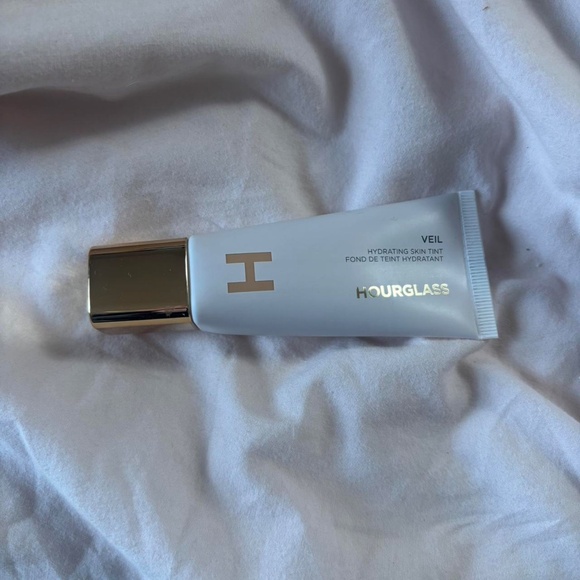 Hourglass Veil Hydrating Skin Tint in Shade 2 - Picture 6 of 7